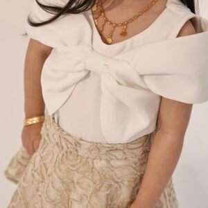 white ribbon top. đ